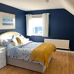 Seascape On The Edge Of Town: 4 Beds Ensuite. *