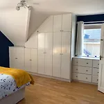 Seascape On The Edge Of Town: 4 Beds Ensuite. *