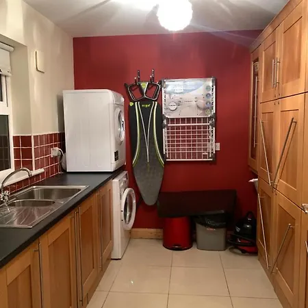 Seascape On The Edge Of Town: 4 Beds Ensuite.