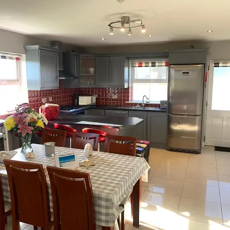 Seascape On The Edge Of Town: 4 Beds Ensuite. Dom wakacyjny Belmullet