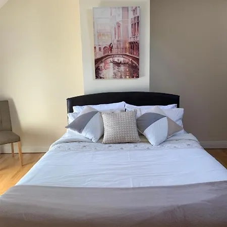 Seascape On The Edge Of Town: 4 Beds Ensuite. *