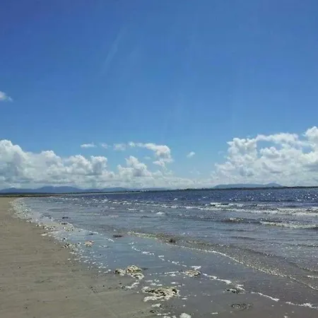 Seascape On The Edge Of Town: 4 Beds Ensuite.