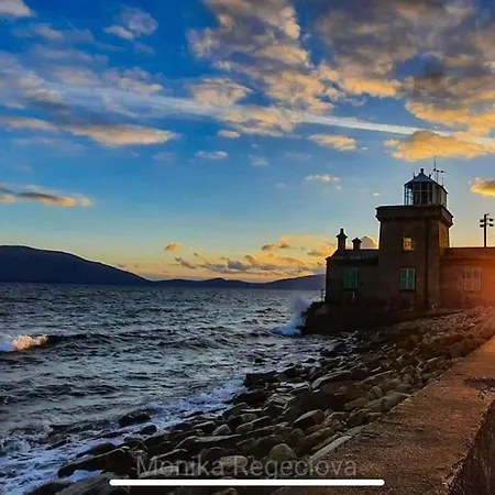 Seascape On The Edge Of Town: 4 Beds Ensuite. *