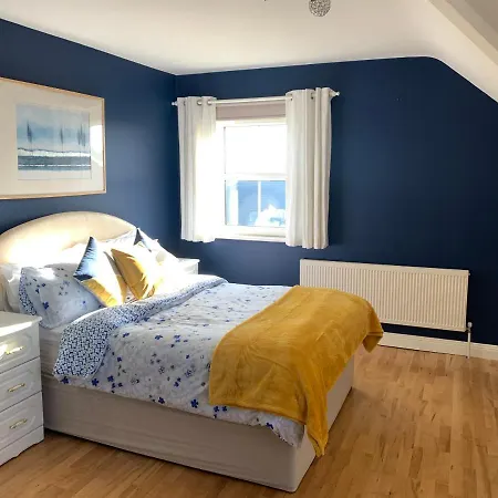 Seascape On The Edge Of Town: 4 Beds Ensuite. *