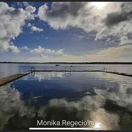 Seascape On The Edge Of Town: 4 Beds Ensuite.