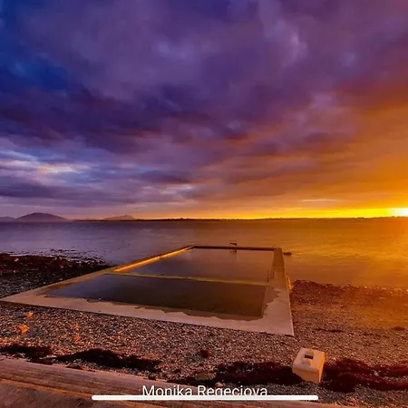 Seascape On The Edge Of Town: 4 Beds Ensuite. Belmullet