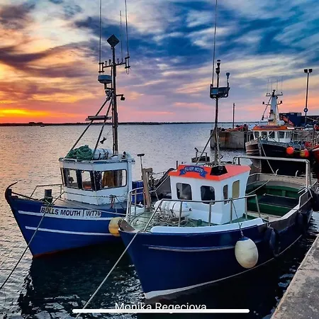 Σπίτι διακοπών Seascape On The Edge Of Town: 4 Beds Ensuite. *