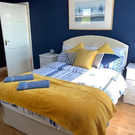 Seascape On The Edge Of Town: 4 Beds Ensuite. 別荘 *