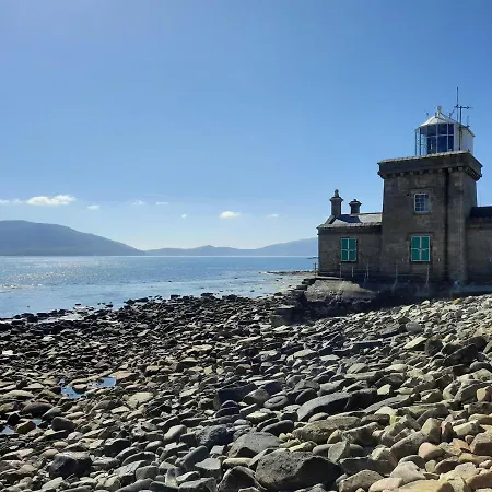 Seascape On The Edge Of Town: 4 Beds Ensuite.