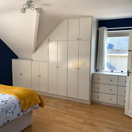 Seascape On The Edge Of Town: 4 Beds Ensuite. *