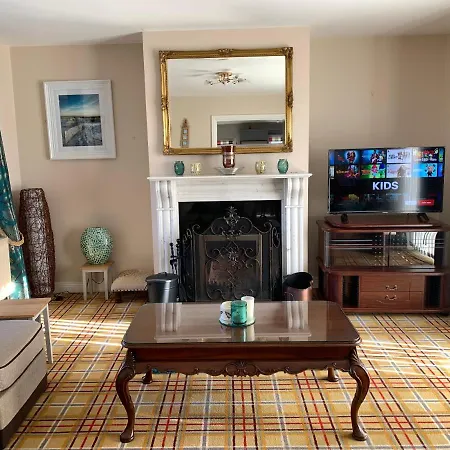 Seascape On The Edge Of Town: 4 Beds Ensuite. *