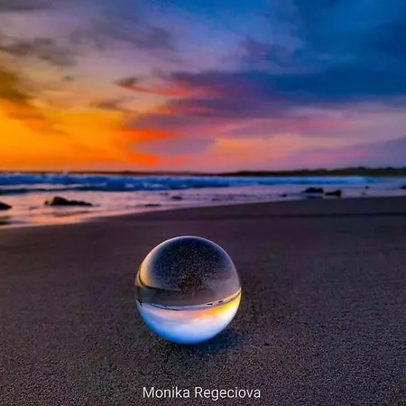 Seascape On The Edge Of Town: 4 Beds Ensuite.