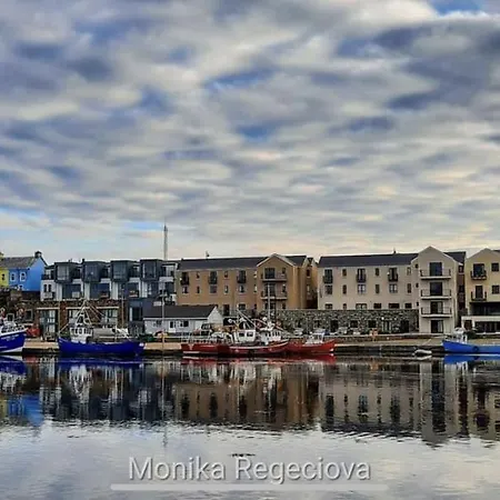 Seascape On The Edge Of Town: 4 Beds Ensuite. Tatil Evi