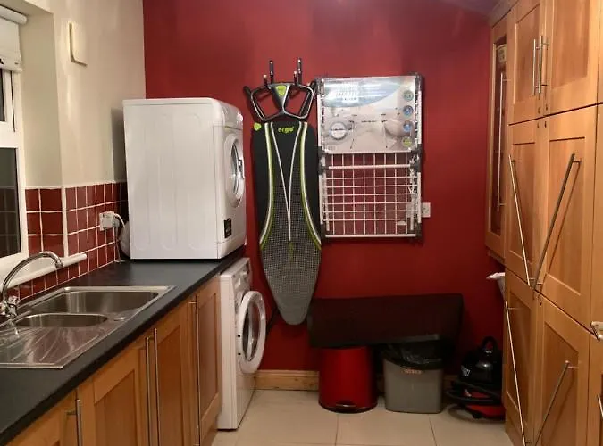 Seascape On The Edge Of Town: 4 Beds Ensuite.