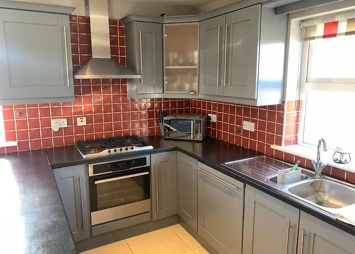 Seascape On The Edge Of Town: 4 Beds Ensuite. Holiday home *