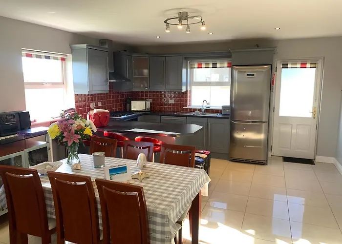 Seascape On The Edge Of Town: 4 Beds Ensuite. Holiday home Belmullet