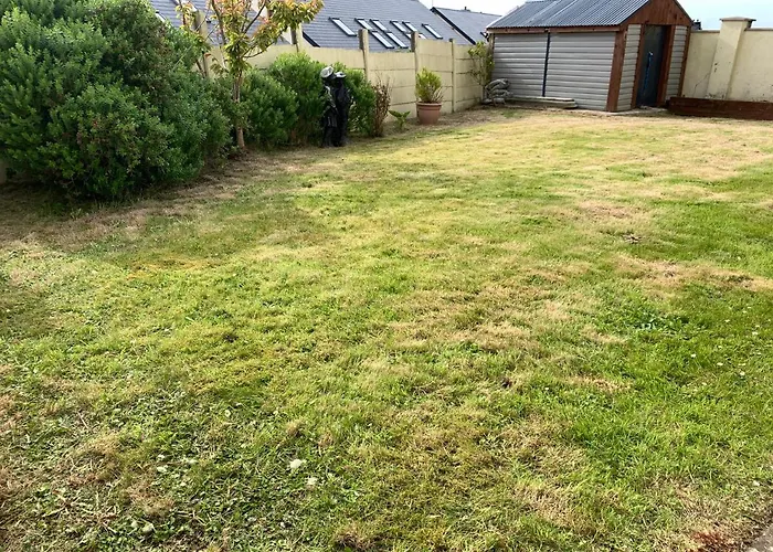 Seascape On The Edge Of Town: 4 Beds Ensuite.