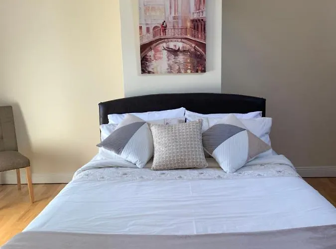 Seascape On The Edge Of Town: 4 Beds Ensuite. *