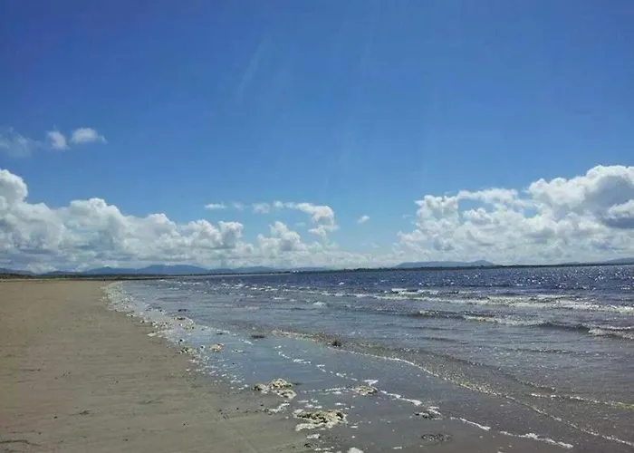 Seascape On The Edge Of Town: 4 Beds Ensuite.