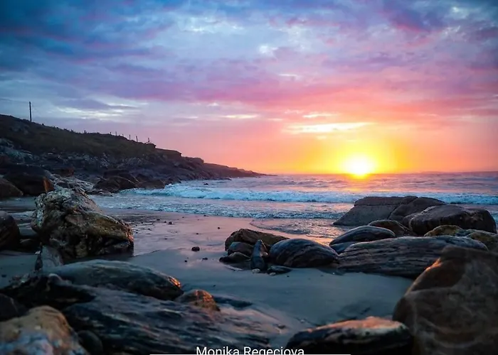 Seascape On The Edge Of Town: 4 Beds Ensuite. Prázdninový dům