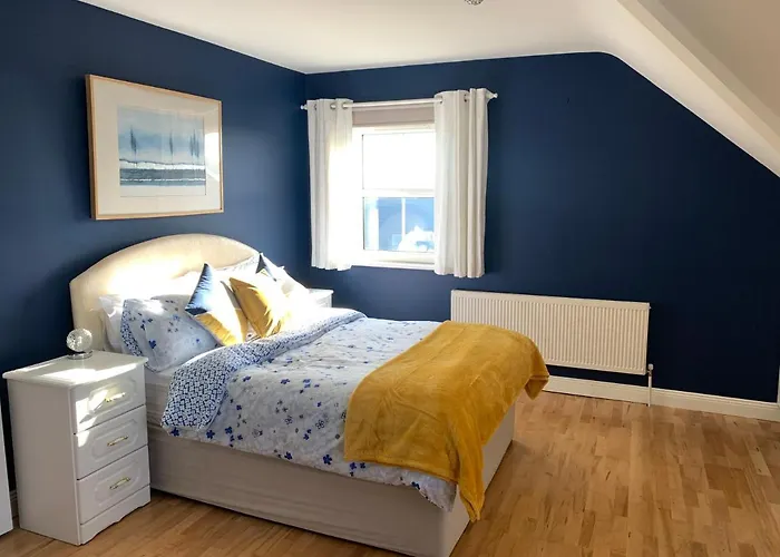 Seascape On The Edge Of Town: 4 Beds Ensuite. *