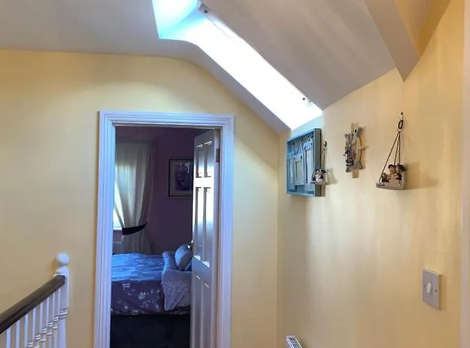 Seascape On The Edge Of Town: 4 Beds Ensuite. Prázdninový dům