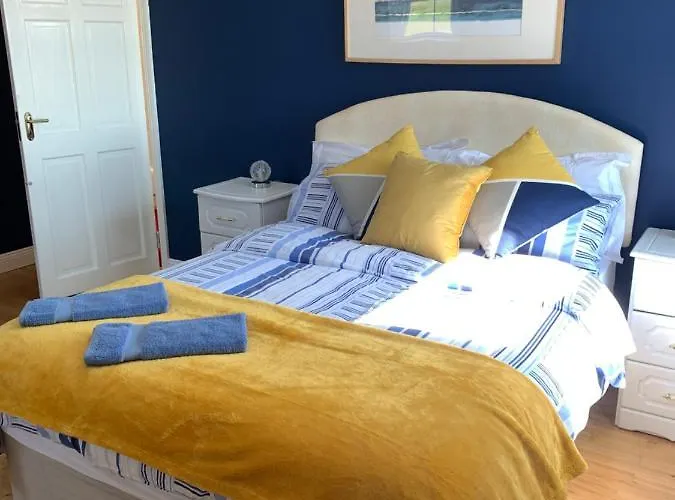 Seascape On The Edge Of Town: 4 Beds Ensuite. Prázdninový dům *