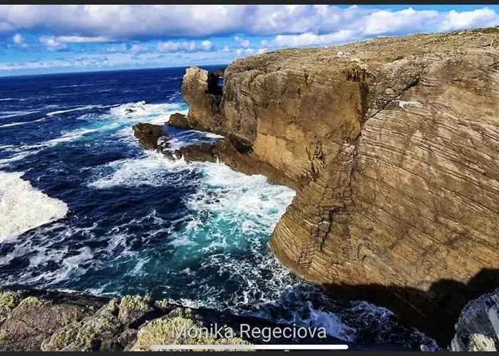 Seascape On The Edge Of Town: 4 Beds Ensuite. Prázdninový dům *