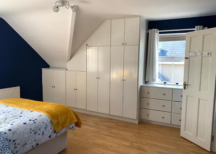 Seascape On The Edge Of Town: 4 Beds Ensuite. *