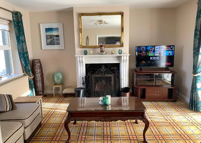 Seascape On The Edge Of Town: 4 Beds Ensuite. *