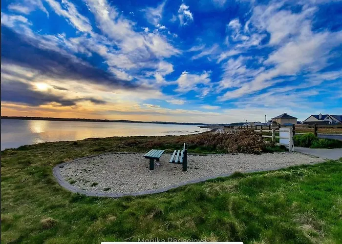 Seascape On The Edge Of Town: 4 Beds Ensuite. Prázdninový dům